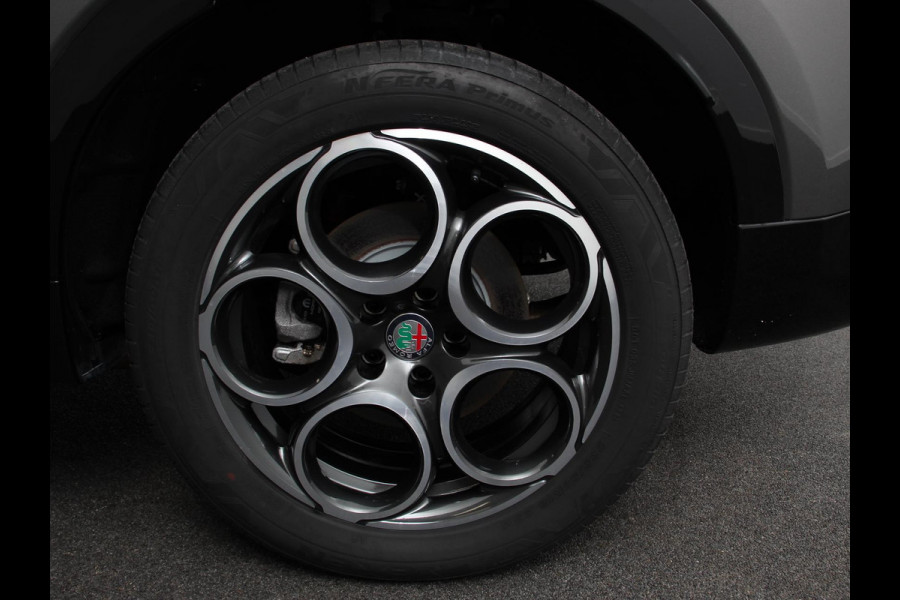 Alfa Romeo Tonale 1.3T PHEV Ti Automaat 280 PK Climate control Adaptieve cruise control Parkeersensoren achter Camera Sfeerverlichting Navigatie Apple Carplay/ Android Auto