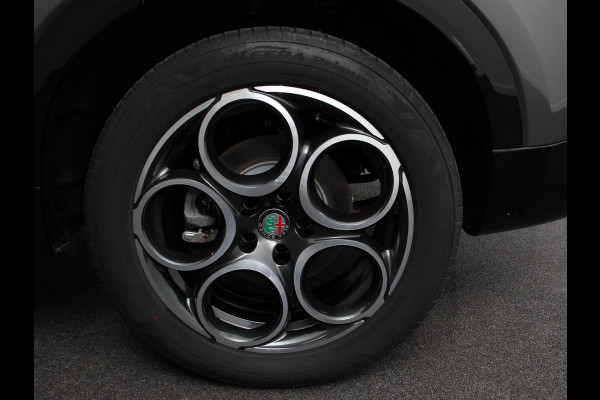 Alfa Romeo Tonale 1.3T PHEV Ti Automaat 280 PK Climate control Adaptieve cruise control Parkeersensoren achter Camera Sfeerverlichting Navigatie Apple Carplay/ Android Auto