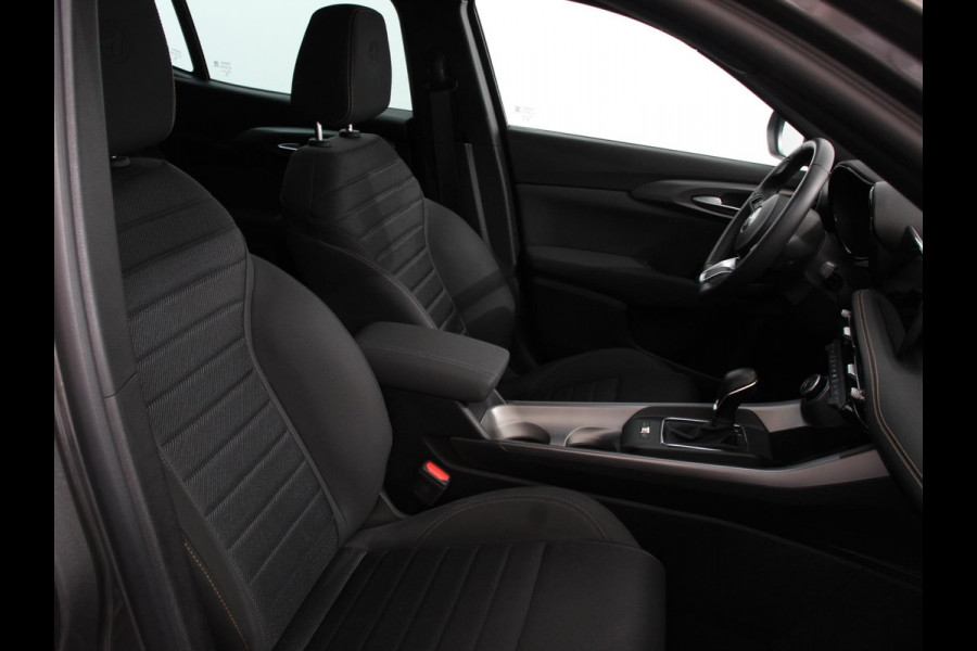 Alfa Romeo Tonale 1.3T PHEV Ti Automaat 280 PK Climate control Adaptieve cruise control Parkeersensoren achter Camera Sfeerverlichting Navigatie Apple Carplay/ Android Auto