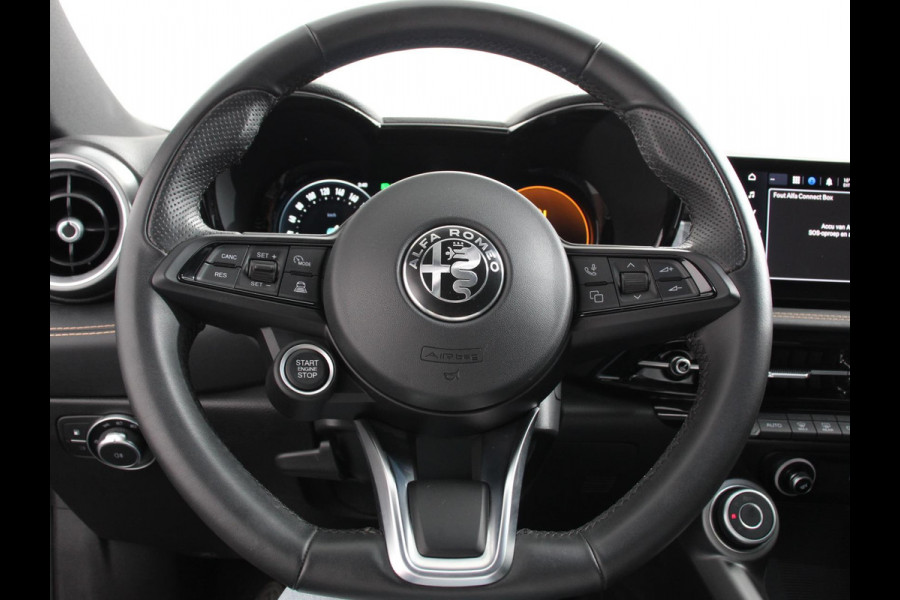 Alfa Romeo Tonale 1.3T PHEV Ti Automaat 280 PK Climate control Adaptieve cruise control Parkeersensoren achter Camera Sfeerverlichting Navigatie Apple Carplay/ Android Auto