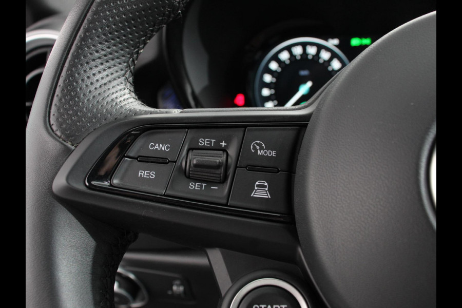 Alfa Romeo Tonale 1.3T PHEV Ti Automaat 280 PK Climate control Adaptieve cruise control Parkeersensoren achter Camera Sfeerverlichting Navigatie Apple Carplay/ Android Auto