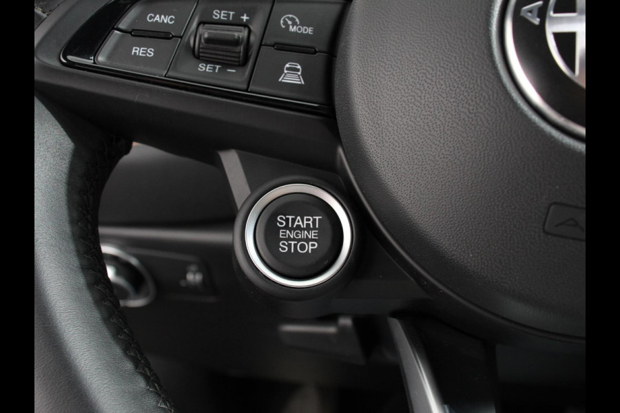 Alfa Romeo Tonale 1.3T PHEV Ti Automaat 280 PK Climate control Adaptieve cruise control Parkeersensoren achter Camera Sfeerverlichting Navigatie Apple Carplay/ Android Auto