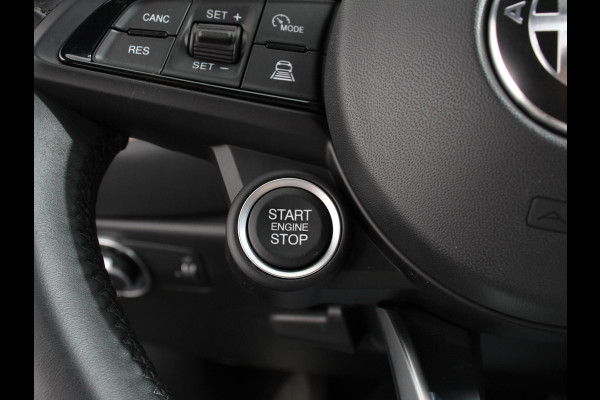 Alfa Romeo Tonale 1.3T PHEV Ti Automaat 280 PK Climate control Adaptieve cruise control Parkeersensoren achter Camera Sfeerverlichting Navigatie Apple Carplay/ Android Auto