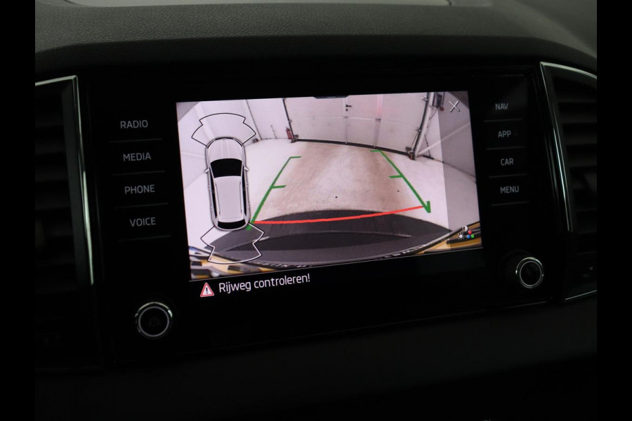 Škoda Karoq 1.5 TSI Business Edition Plus | Stoelverwarming | Trekhaak | Camera | Carplay | Navigatie | Keyless | Full LED | Verwarmde voorruit | Parkeerhulp | Climate control | DAB | Cruise control