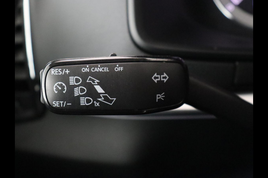 Škoda Karoq 1.5 TSI Business Edition Plus | Stoelverwarming | Trekhaak | Camera | Carplay | Navigatie | Keyless | Full LED | Verwarmde voorruit | Parkeerhulp | Climate control | DAB | Cruise control