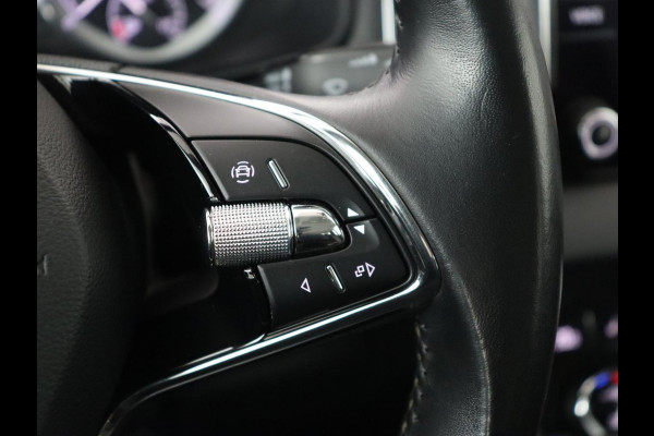 Škoda Karoq 1.5 TSI Business Edition Plus | Stoelverwarming | Trekhaak | Camera | Carplay | Navigatie | Keyless | Full LED | Verwarmde voorruit | Parkeerhulp | Climate control | DAB | Cruise control