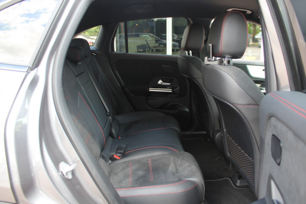 Mercedes-Benz EQA 250 Business Solution AMG 67 kWh / Panoramadak / Camera / CarPlay / 18'' / Stoelverwarming / Dodehoek / DAB / Cruise Control