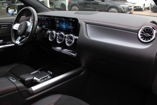 Mercedes-Benz EQA 250 Business Solution AMG 67 kWh / Panoramadak / Camera / CarPlay / 18'' / Stoelverwarming / Dodehoek / DAB / Cruise Control
