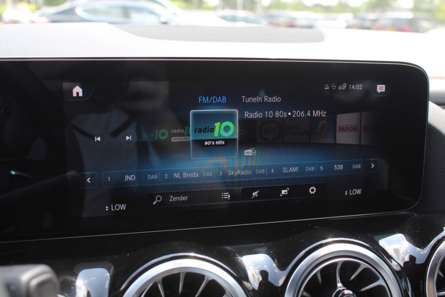 Mercedes-Benz EQA 250 Business Solution AMG 67 kWh / Panoramadak / Camera / CarPlay / 18'' / Stoelverwarming / Dodehoek / DAB / Cruise Control