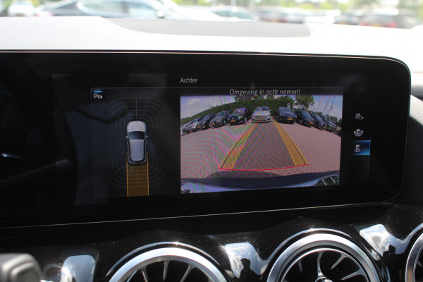 Mercedes-Benz EQA 250 Business Solution AMG 67 kWh / Panoramadak / Camera / CarPlay / 18'' / Stoelverwarming / Dodehoek / DAB / Cruise Control