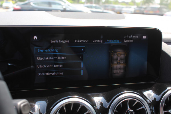 Mercedes-Benz EQA 250 Business Solution AMG 67 kWh / Panoramadak / Camera / CarPlay / 18'' / Stoelverwarming / Dodehoek / DAB / Cruise Control