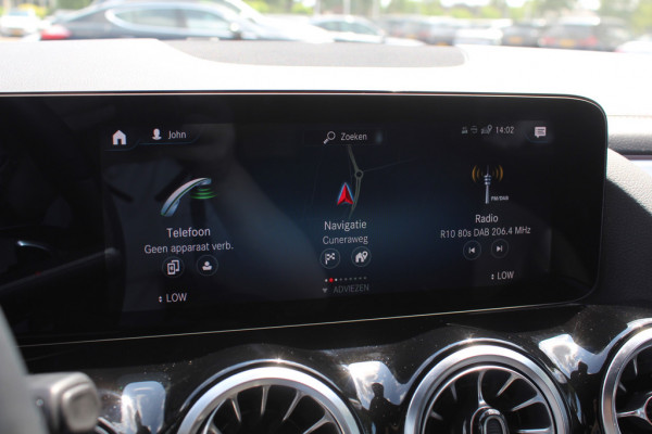 Mercedes-Benz EQA 250 Business Solution AMG 67 kWh / Panoramadak / Camera / CarPlay / 18'' / Stoelverwarming / Dodehoek / DAB / Cruise Control