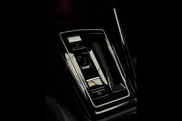 Volkswagen Golf 8.5 2.0 TDI 3x R-Line Panorama IQ CarPlay HK