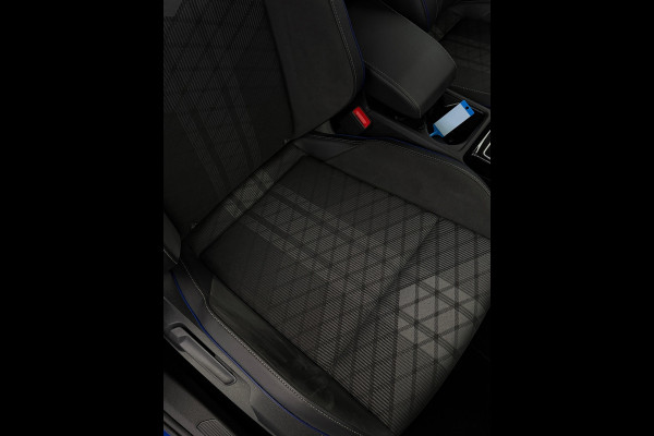 Volkswagen Golf 8.5 2.0 TDI 3x R-Line Panorama IQ CarPlay HK