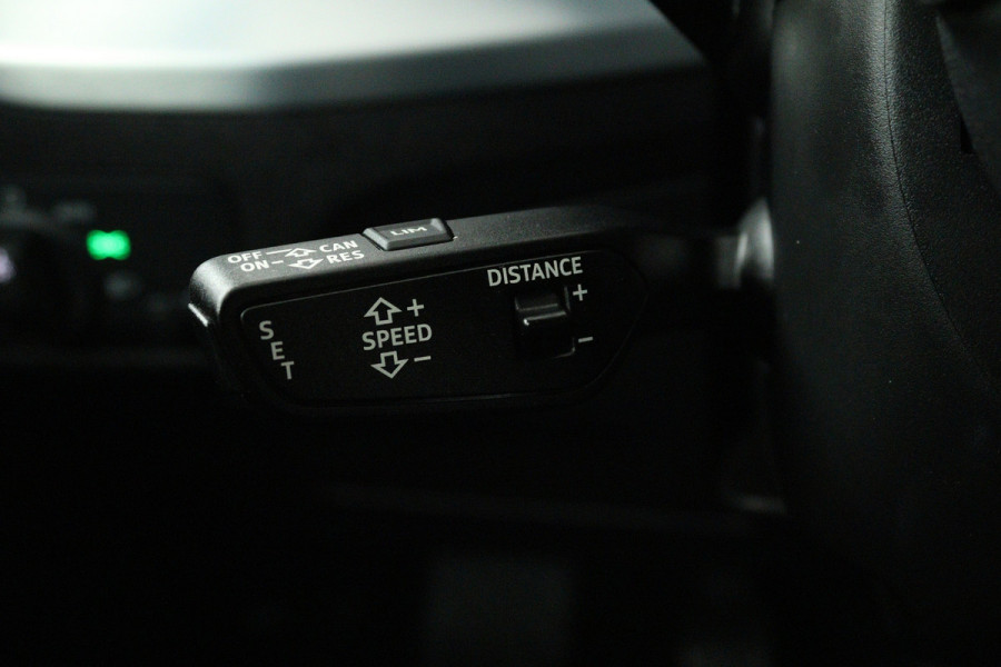 Audi Q2 30 TFSI S Edition (STOELVERWARMING, CRUISE CONTROL ADAPTIEF, NAVGATIE, PARKEERSENSOREN)