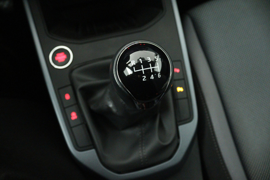 Seat Arona 1.0 TSI Style Business Intense (ACHTERUITRIJCAMERA, CRUISE ADAPTIEF, CARPLAY, PARKEERSENSOREN)