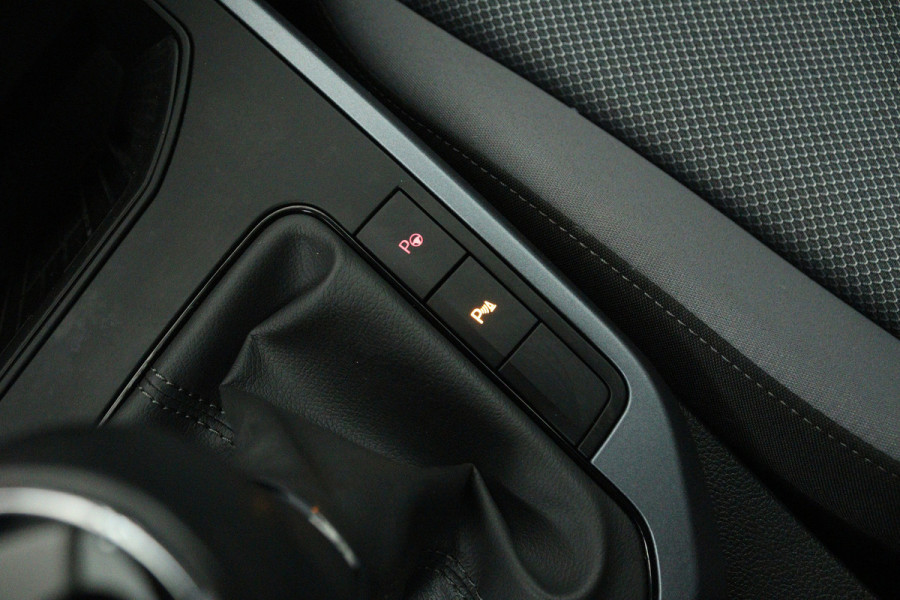 Seat Arona 1.0 TSI Style Business Intense (ACHTERUITRIJCAMERA, CRUISE ADAPTIEF, CARPLAY, PARKEERSENSOREN)