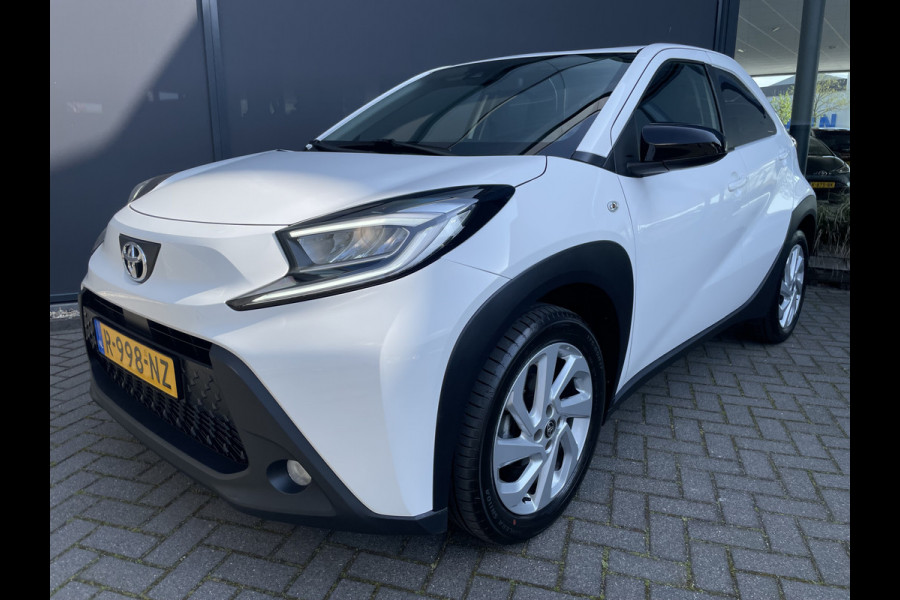 Toyota Aygo X 1.0 VVT-i MT first Achteruitrijcamera - Airco - Apple carplay - Bluetooth - Cruise control - Led verlichting -  Licht metalen velgen 17 inch - Radio - Mistlampen - Stuur multifunctioneel - Stuur leder - Elektrische ramen voor - Regensensor - Start/stop systeem