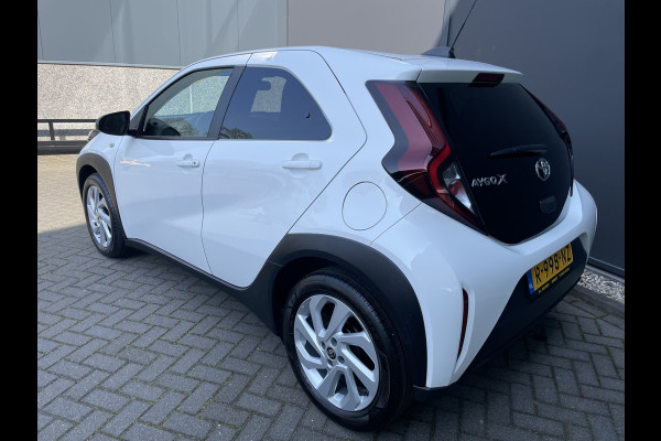 Toyota Aygo X 1.0 VVT-i MT first Achteruitrijcamera - Airco - Apple carplay - Bluetooth - Cruise control - Led verlichting -  Licht metalen velgen 17 inch - Radio - Mistlampen - Stuur multifunctioneel - Stuur leder - Elektrische ramen voor - Regensensor - Start/stop systeem