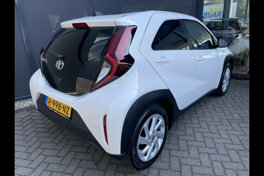 Toyota Aygo X 1.0 VVT-i MT first Achteruitrijcamera - Airco - Apple carplay - Bluetooth - Cruise control - Led verlichting -  Licht metalen velgen 17 inch - Radio - Mistlampen - Stuur multifunctioneel - Stuur leder - Elektrische ramen voor - Regensensor - Start/stop systeem