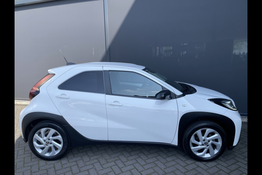 Toyota Aygo X 1.0 VVT-i MT first Achteruitrijcamera - Airco - Apple carplay - Bluetooth - Cruise control - Led verlichting -  Licht metalen velgen 17 inch - Radio - Mistlampen - Stuur multifunctioneel - Stuur leder - Elektrische ramen voor - Regensensor - Start/stop systeem