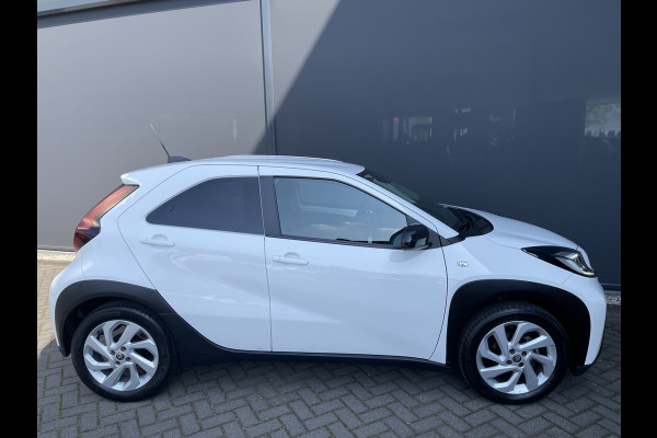 Toyota Aygo X 1.0 VVT-i MT first Achteruitrijcamera - Airco - Apple carplay - Bluetooth - Cruise control - Led verlichting -  Licht metalen velgen 17 inch - Radio - Mistlampen - Stuur multifunctioneel - Stuur leder - Elektrische ramen voor - Regensensor - Start/stop systeem
