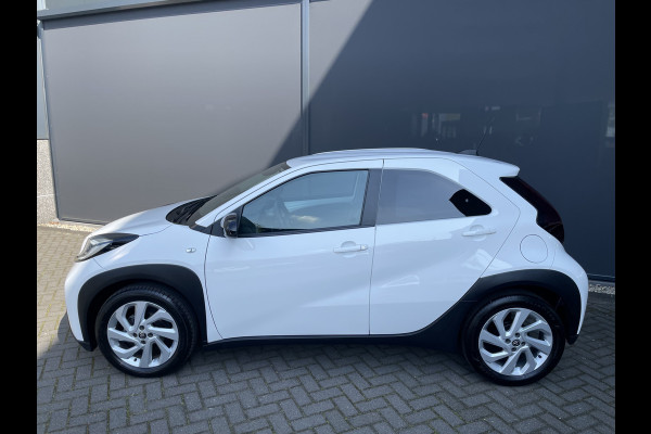 Toyota Aygo X 1.0 VVT-i MT first Achteruitrijcamera - Airco - Apple carplay - Bluetooth - Cruise control - Led verlichting -  Licht metalen velgen 17 inch - Radio - Mistlampen - Stuur multifunctioneel - Stuur leder - Elektrische ramen voor - Regensensor - Start/stop systeem