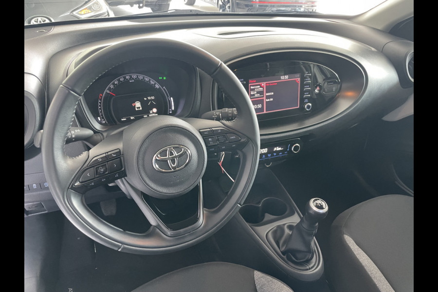 Toyota Aygo X 1.0 VVT-i MT first Achteruitrijcamera - Airco - Apple carplay - Bluetooth - Cruise control - Led verlichting -  Licht metalen velgen 17 inch - Radio - Mistlampen - Stuur multifunctioneel - Stuur leder - Elektrische ramen voor - Regensensor - Start/stop systeem