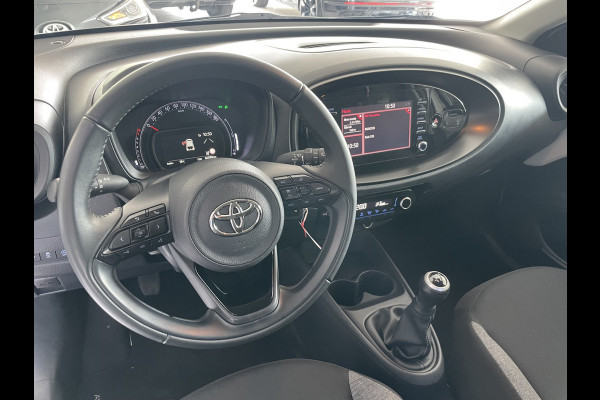 Toyota Aygo X 1.0 VVT-i MT first Achteruitrijcamera - Airco - Apple carplay - Bluetooth - Cruise control - Led verlichting -  Licht metalen velgen 17 inch - Radio - Mistlampen - Stuur multifunctioneel - Stuur leder - Elektrische ramen voor - Regensensor - Start/stop systeem