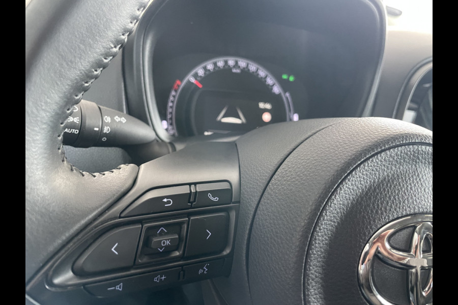 Toyota Aygo X 1.0 VVT-i MT first Achteruitrijcamera - Airco - Apple carplay - Bluetooth - Cruise control - Led verlichting -  Licht metalen velgen 17 inch - Radio - Mistlampen - Stuur multifunctioneel - Stuur leder - Elektrische ramen voor - Regensensor - Start/stop systeem