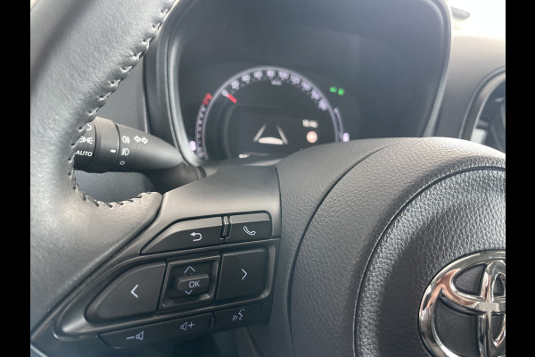 Toyota Aygo X 1.0 VVT-i MT first Achteruitrijcamera - Airco - Apple carplay - Bluetooth - Cruise control - Led verlichting -  Licht metalen velgen 17 inch - Radio - Mistlampen - Stuur multifunctioneel - Stuur leder - Elektrische ramen voor - Regensensor - Start/stop systeem
