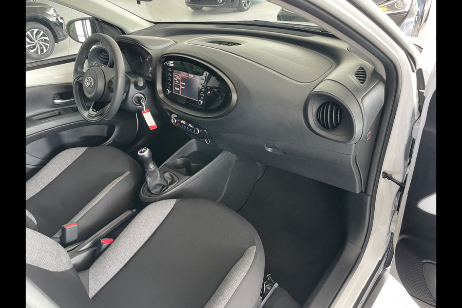 Toyota Aygo X 1.0 VVT-i MT first Achteruitrijcamera - Airco - Apple carplay - Bluetooth - Cruise control - Led verlichting -  Licht metalen velgen 17 inch - Radio - Mistlampen - Stuur multifunctioneel - Stuur leder - Elektrische ramen voor - Regensensor - Start/stop systeem