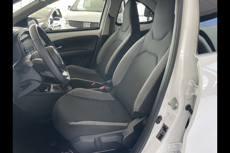Toyota Aygo X 1.0 VVT-i MT first Achteruitrijcamera - Airco - Apple carplay - Bluetooth - Cruise control - Led verlichting -  Licht metalen velgen 17 inch - Radio - Mistlampen - Stuur multifunctioneel - Stuur leder - Elektrische ramen voor - Regensensor - Start/stop systeem