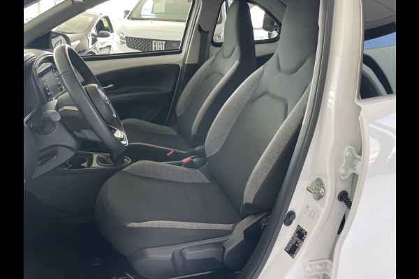 Toyota Aygo X 1.0 VVT-i MT first Achteruitrijcamera - Airco - Apple carplay - Bluetooth - Cruise control - Led verlichting -  Licht metalen velgen 17 inch - Radio - Mistlampen - Stuur multifunctioneel - Stuur leder - Elektrische ramen voor - Regensensor - Start/stop systeem