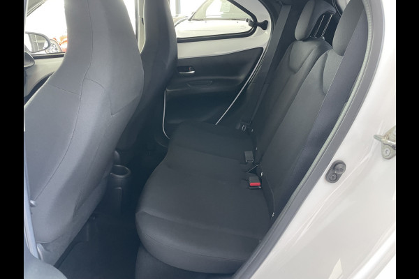 Toyota Aygo X 1.0 VVT-i MT first Achteruitrijcamera - Airco - Apple carplay - Bluetooth - Cruise control - Led verlichting -  Licht metalen velgen 17 inch - Radio - Mistlampen - Stuur multifunctioneel - Stuur leder - Elektrische ramen voor - Regensensor - Start/stop systeem