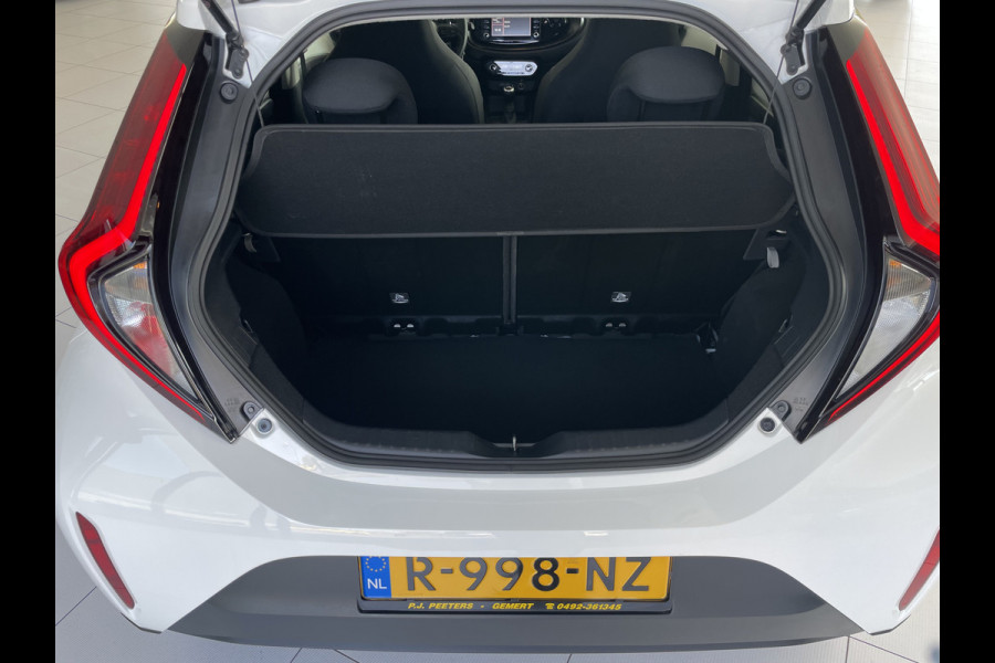 Toyota Aygo X 1.0 VVT-i MT first Achteruitrijcamera - Airco - Apple carplay - Bluetooth - Cruise control - Led verlichting -  Licht metalen velgen 17 inch - Radio - Mistlampen - Stuur multifunctioneel - Stuur leder - Elektrische ramen voor - Regensensor - Start/stop systeem