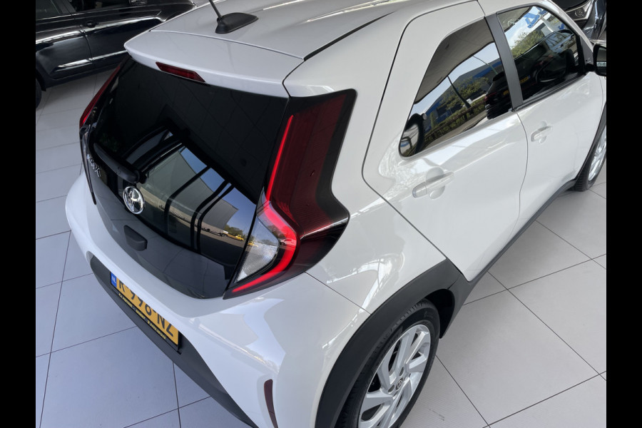 Toyota Aygo X 1.0 VVT-i MT first Achteruitrijcamera - Airco - Apple carplay - Bluetooth - Cruise control - Led verlichting -  Licht metalen velgen 17 inch - Radio - Mistlampen - Stuur multifunctioneel - Stuur leder - Elektrische ramen voor - Regensensor - Start/stop systeem