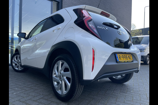 Toyota Aygo X 1.0 VVT-i MT first Achteruitrijcamera - Airco - Apple carplay - Bluetooth - Cruise control - Led verlichting -  Licht metalen velgen 17 inch - Radio - Mistlampen - Stuur multifunctioneel - Stuur leder - Elektrische ramen voor - Regensensor - Start/stop systeem
