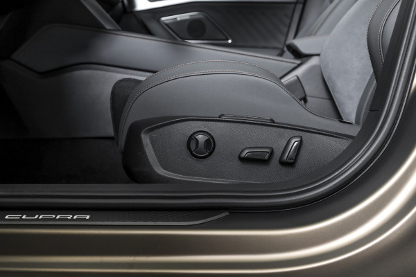 CUPRA Formentor 1.5 TSI e-Hybrid 272 PK VZ Extreme | Bronze Matt | S/K-Panodak | Sennheiser | Elek. stoelen | Matrix LED | Adapt. Cruise | Stoel-+stuurverw. | Camera | NAV+App. Connect | Elek. Klep | LM 19" | 0624