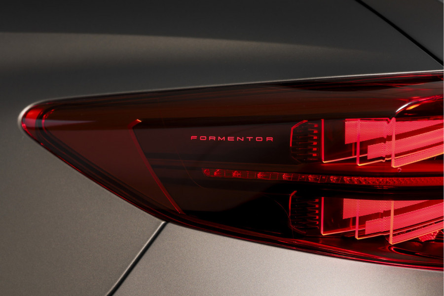 CUPRA Formentor 1.5 TSI e-Hybrid 272 PK VZ Extreme | Bronze Matt | S/K-Panodak | Sennheiser | Elek. stoelen | Matrix LED | Adapt. Cruise | Stoel-+stuurverw. | Camera | NAV+App. Connect | Elek. Klep | LM 19" | 0639