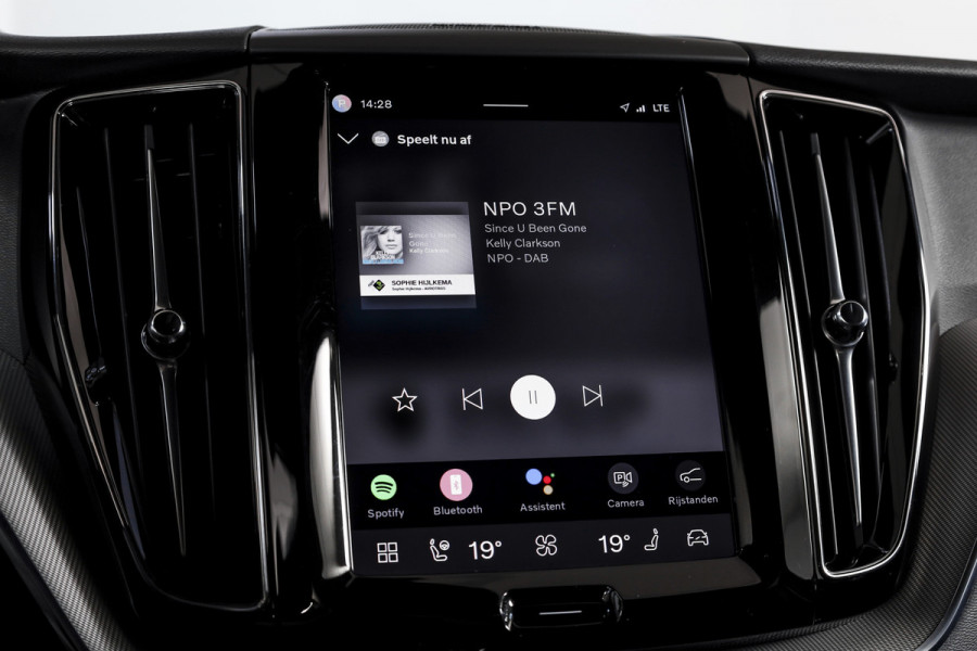 Volvo XC60 2.0 T8 Plug-in hybrid AWD Plus Dark Automaat | S/K-Panodak | Dig. Cockpit | Adapt. Cruise | Winterpakket | PDC | 360 Camera | NAV + App.Connect | ECC | Harman/Kardon | Elek. KLep | LM 19" | 9613