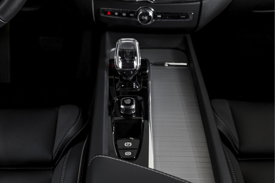Volvo XC60 2.0 T8 Plug-in hybrid AWD Plus Dark Automaat | S/K-Panodak | Dig. Cockpit | Adapt. Cruise | Winterpakket | PDC | 360 Camera | NAV + App.Connect | ECC | Harman/Kardon | Elek. KLep | LM 19" | 9613