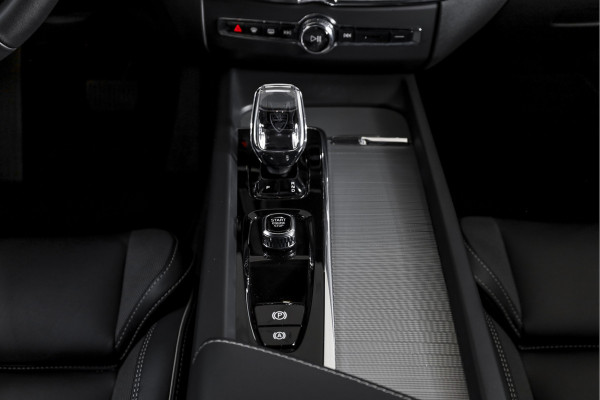 Volvo XC60 2.0 T8 Plug-in hybrid AWD Plus Dark Automaat | S/K-Panodak | Dig. Cockpit | Adapt. Cruise | Winterpakket | PDC | 360 Camera | NAV + App.Connect | ECC | Harman/Kardon | Elek. KLep | LM 19" | 9613