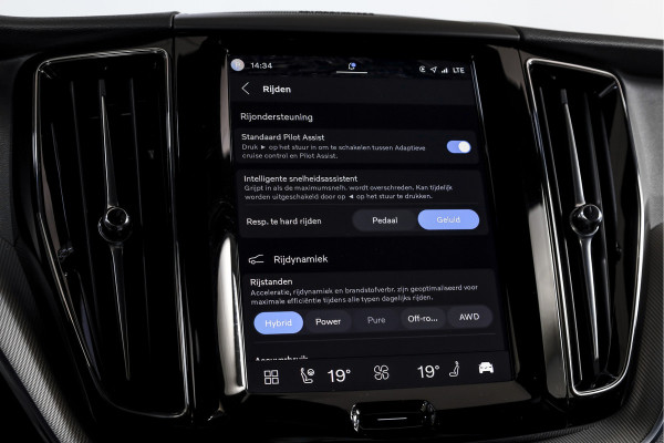 Volvo XC60 2.0 T8 Plug-in hybrid AWD Plus Dark Automaat | S/K-Panodak | Dig. Cockpit | Adapt. Cruise | Winterpakket | PDC | 360 Camera | NAV + App.Connect | ECC | Harman/Kardon | Elek. KLep | LM 19" | 9613