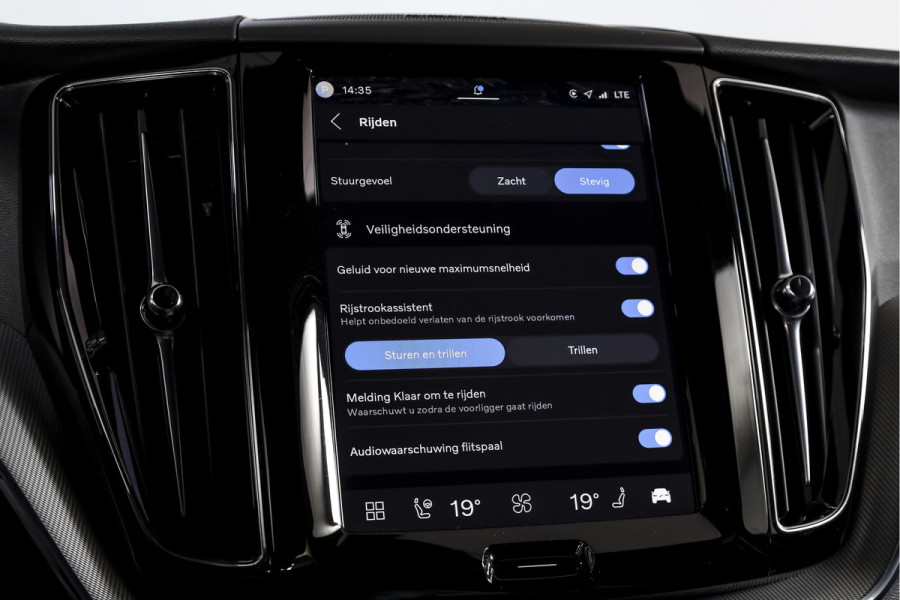 Volvo XC60 2.0 T8 Plug-in hybrid AWD Plus Dark Automaat | S/K-Panodak | Dig. Cockpit | Adapt. Cruise | Winterpakket | PDC | 360 Camera | NAV + App.Connect | ECC | Harman/Kardon | Elek. KLep | LM 19" | 9613