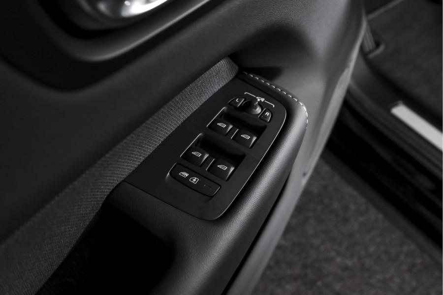 Volvo XC60 2.0 T8 Plug-in hybrid AWD Plus Dark Automaat | S/K-Panodak | Dig. Cockpit | Adapt. Cruise | Winterpakket | PDC | 360 Camera | NAV + App.Connect | ECC | Harman/Kardon | Elek. KLep | LM 19" | 9613