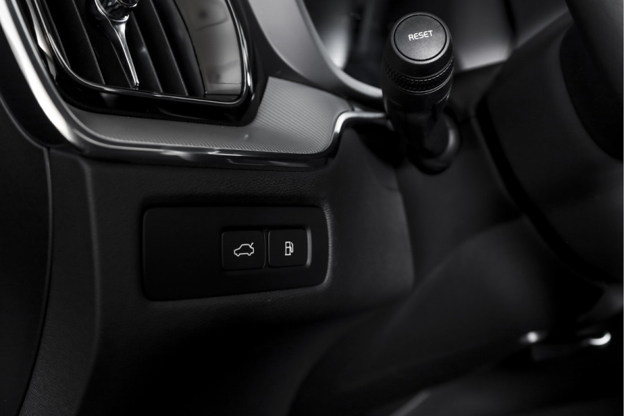 Volvo XC60 2.0 T8 Plug-in hybrid AWD Plus Dark Automaat | S/K-Panodak | Dig. Cockpit | Adapt. Cruise | Winterpakket | PDC | 360 Camera | NAV + App.Connect | ECC | Harman/Kardon | Elek. KLep | LM 19" | 9613