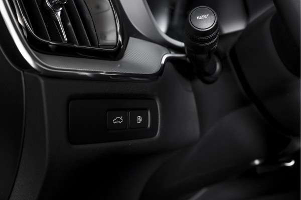 Volvo XC60 2.0 T8 Plug-in hybrid AWD Plus Dark Automaat | S/K-Panodak | Dig. Cockpit | Adapt. Cruise | Winterpakket | PDC | 360 Camera | NAV + App.Connect | ECC | Harman/Kardon | Elek. KLep | LM 19" | 9613