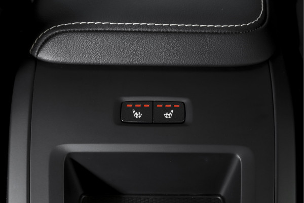 Volvo XC60 2.0 T8 Plug-in hybrid AWD Plus Dark Automaat | S/K-Panodak | Dig. Cockpit | Adapt. Cruise | Winterpakket | PDC | 360 Camera | NAV + App.Connect | ECC | Harman/Kardon | Elek. KLep | LM 19" | 9613