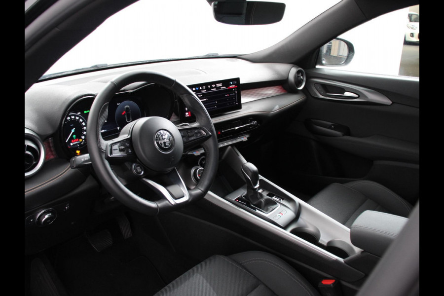 Alfa Romeo Tonale 1.3T PHEV Ti Automaat 280 PK Climate control Adaptieve cruise control Parkeersensoren achter Camera Sfeerverlichting Navigatie Apple Carplay/ Android Auto